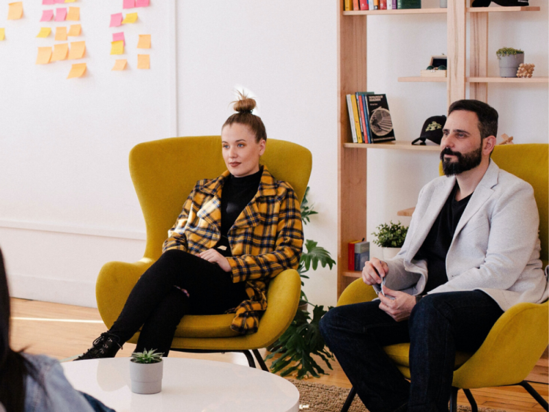 Man-En-Vrouw-Office-Business-Meeting - 1000 x 1000 .png