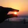 sol-en-la-mano-dedos-atardecer-silueta- 39515 - 1000 x 1000 .jpeg
